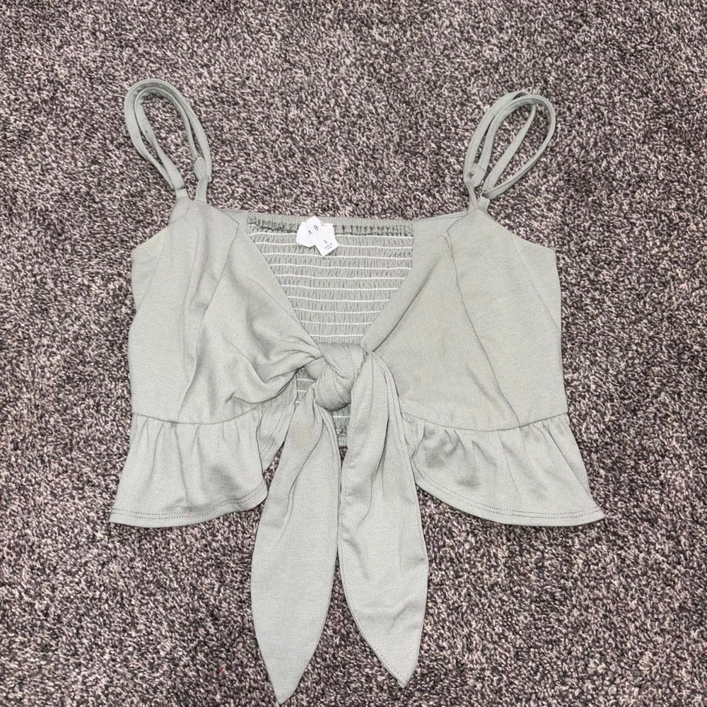 Boutique Mable light gray tie front crop top Small
